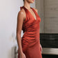 Vestido de satén de corte sirena con corpiño halter retorcido y entallado Astee T2005