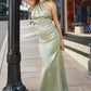 Vestido de satén de corte sirena con corpiño halter retorcido y entallado Astee T2005