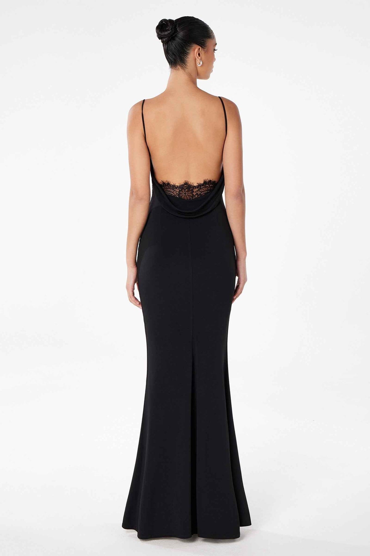 Vestido largo Astee T2008W ajustado con tirantes finos, espalda descubierta y detalles de encaje