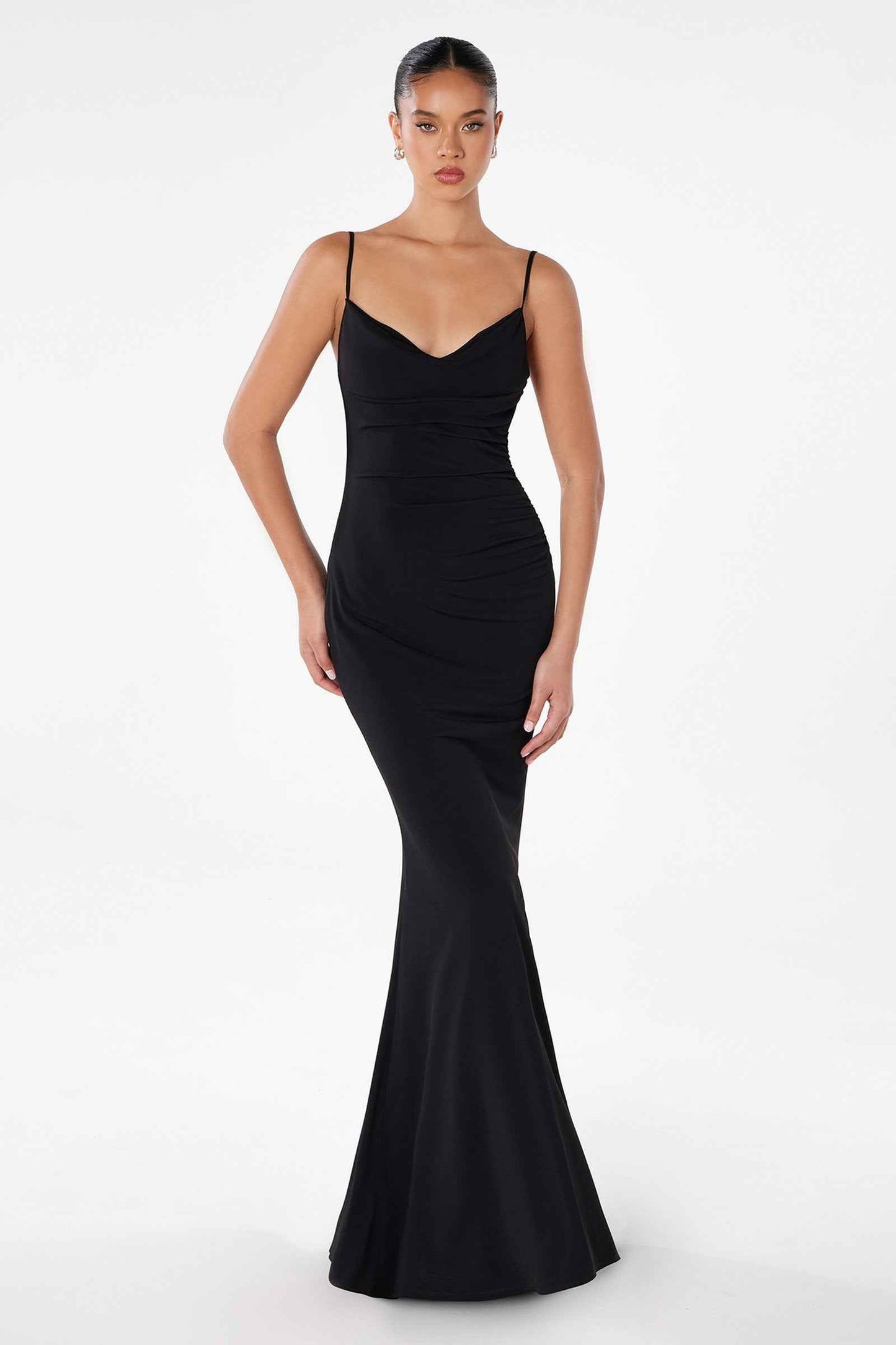 Vestido largo Astee T2008W ajustado con tirantes finos, espalda descubierta y detalles de encaje