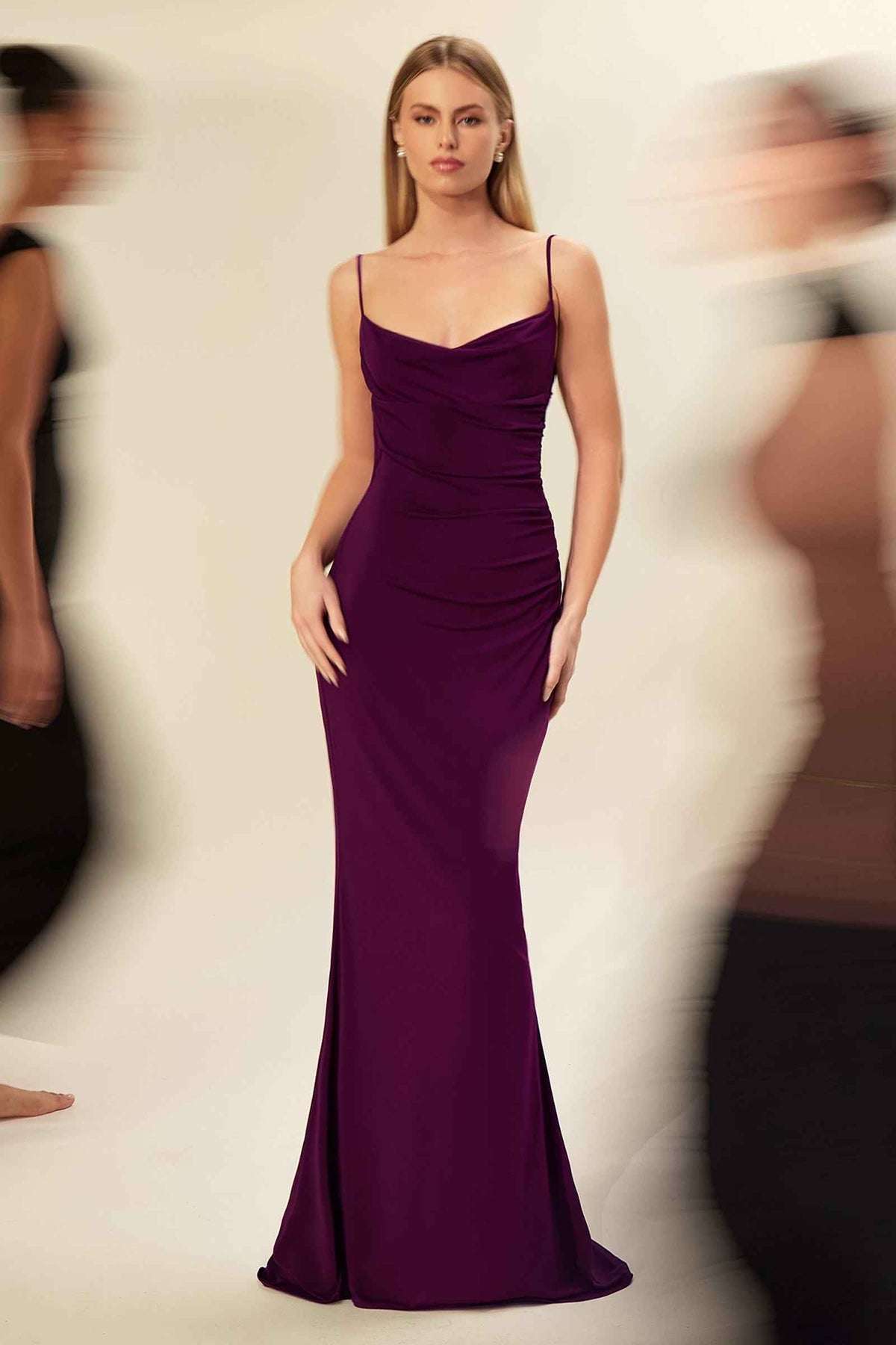 Vestido largo Astee T2008W ajustado con tirantes finos, espalda descubierta y detalles de encaje