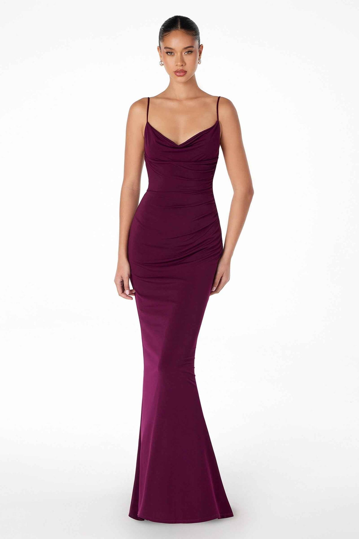 Vestido largo Astee T2008W ajustado con tirantes finos, espalda descubierta y detalles de encaje