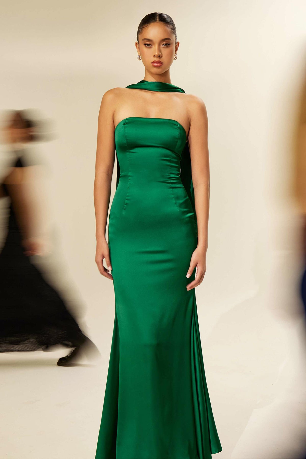 Vestido de Noche Sirena sin Tirantes Ajustado Astee T2012 con Pañuelo