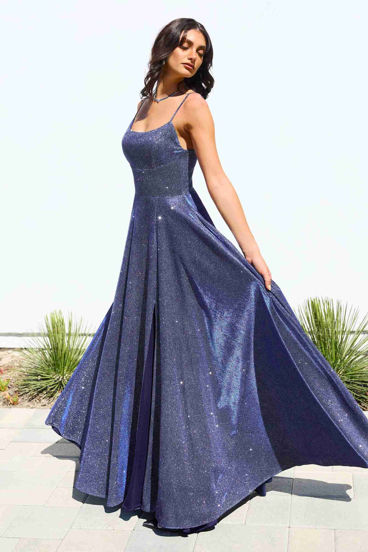 Vestido de Noche Acampanado con Brillo Ladivine Amoris T213 sin Mangas y Tirantes Finos