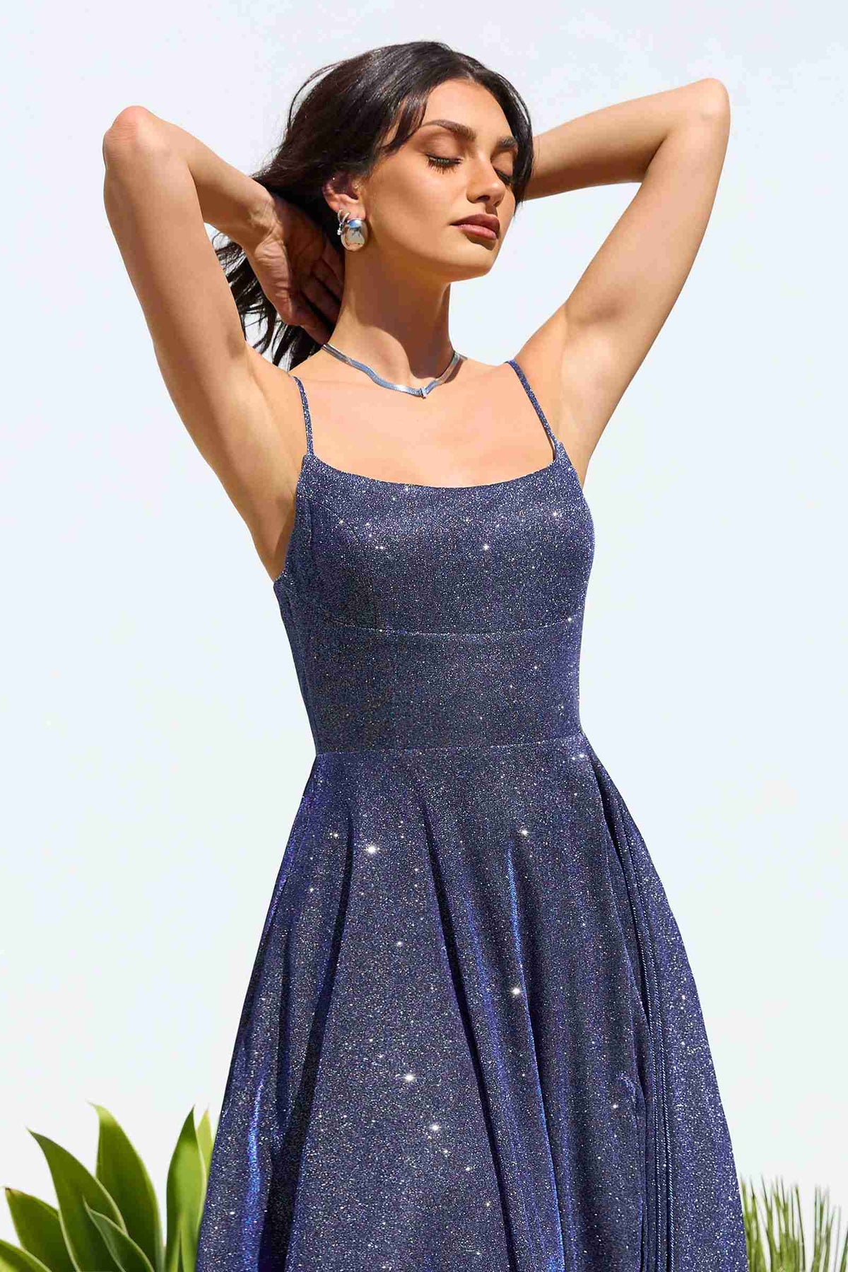 Vestido de Noche Acampanado con Brillo Ladivine Amoris T213 sin Mangas y Tirantes Finos