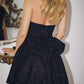 Vestido Amoris T710 con cuello halter, corto y brillante con escote en V