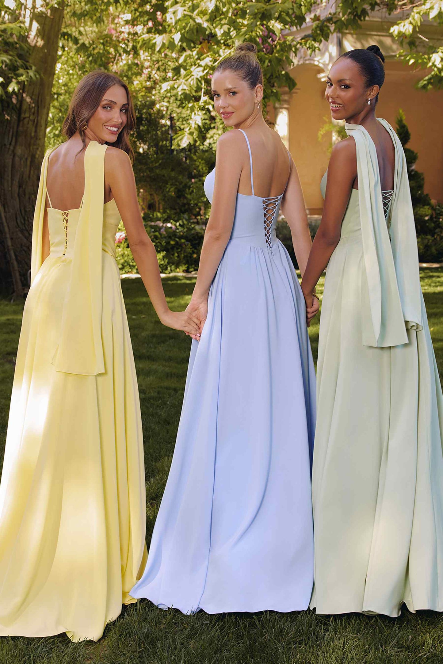 Amoris T711 Vestido largo de gasa con tirantes finos y corte en A