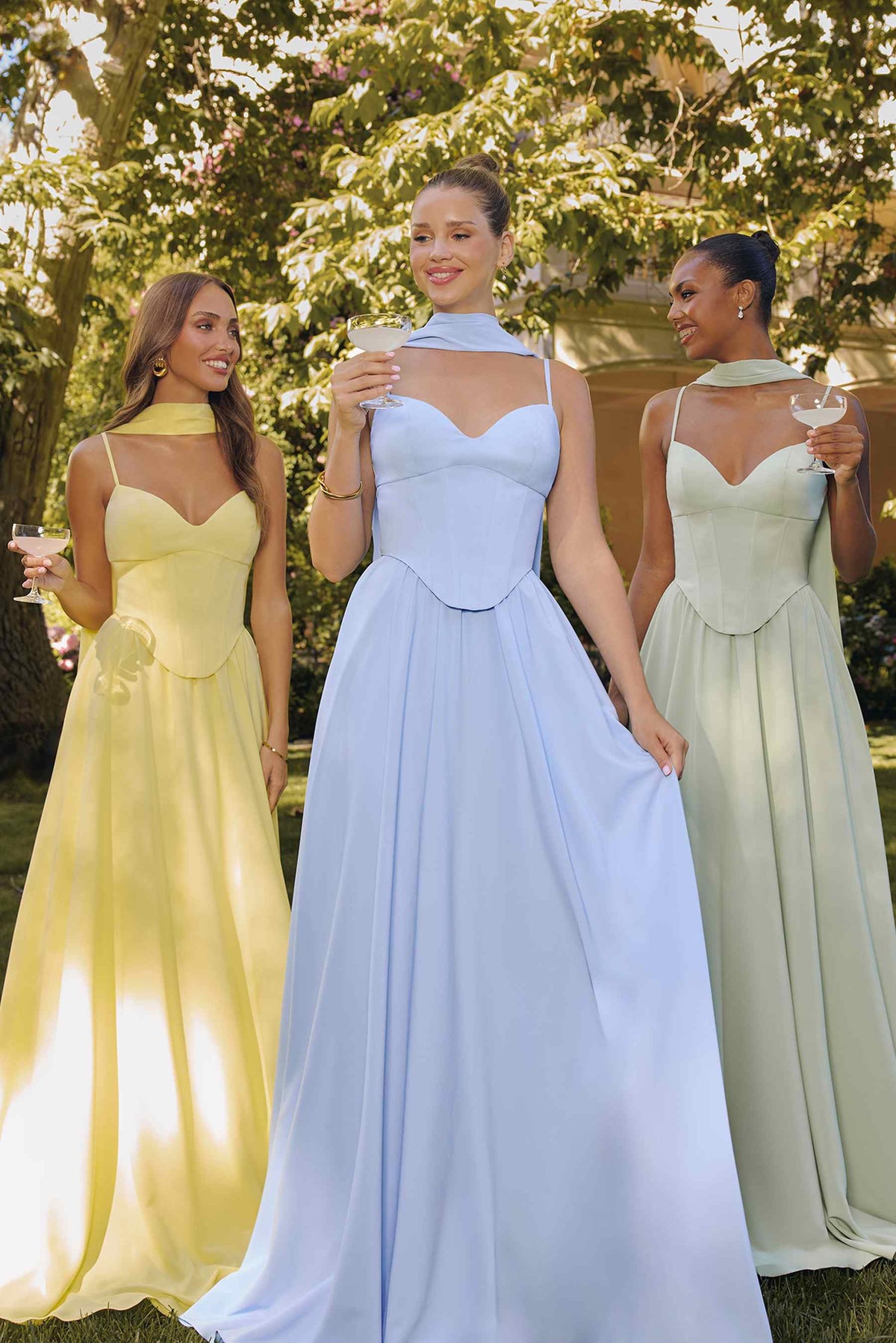 Amoris T711 Vestido largo de gasa con tirantes finos y corte en A