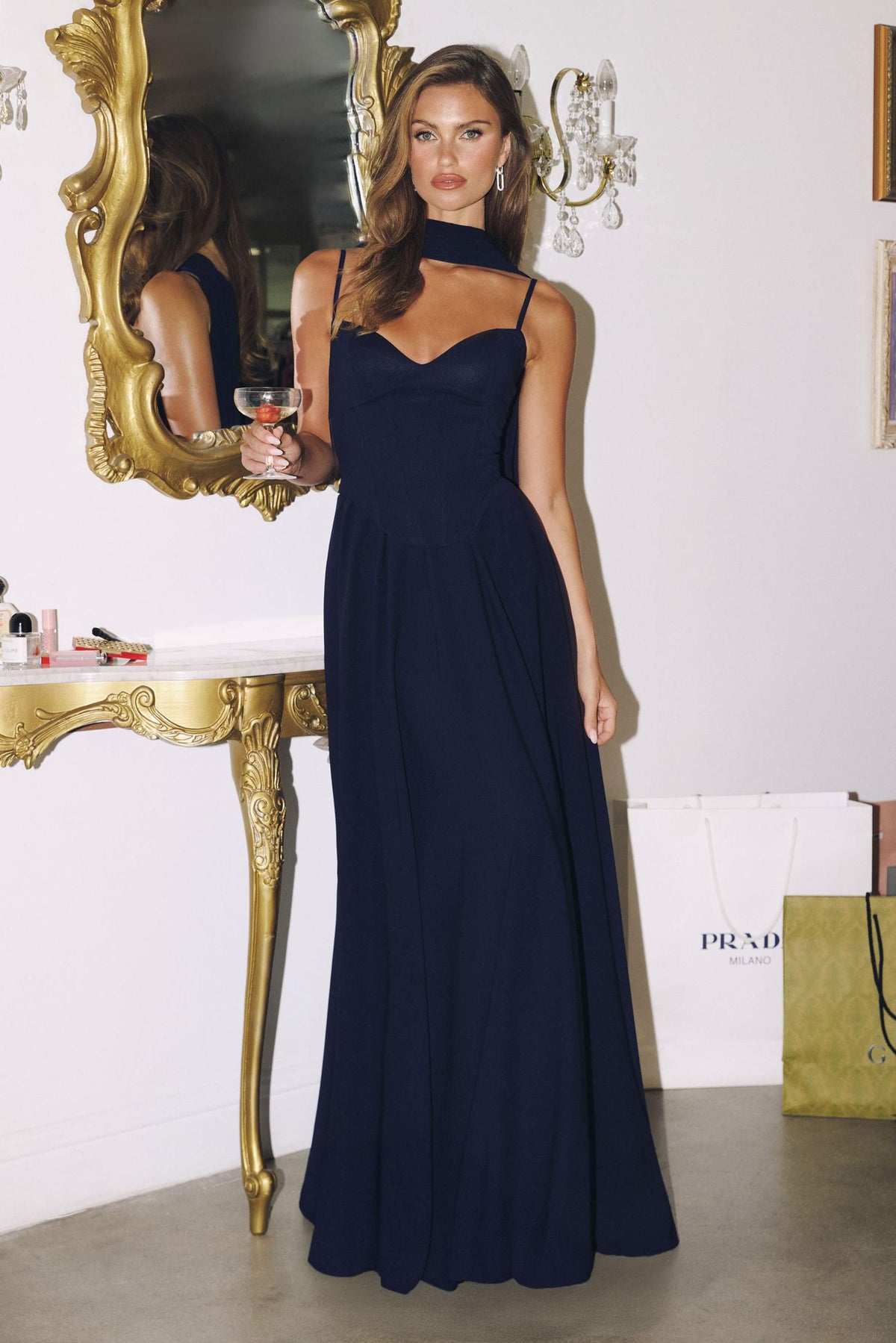 Amoris T711 Vestido largo de gasa con tirantes finos y corte en A