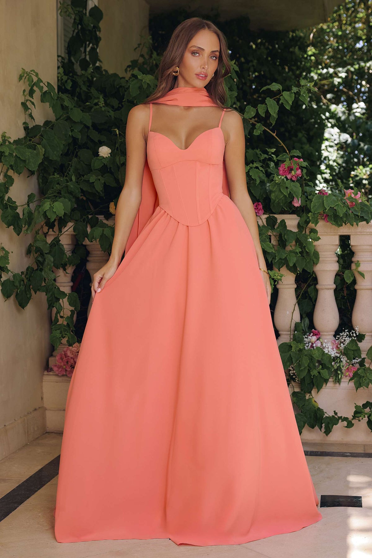Amoris T711 Vestido largo de gasa con tirantes finos y corte en A