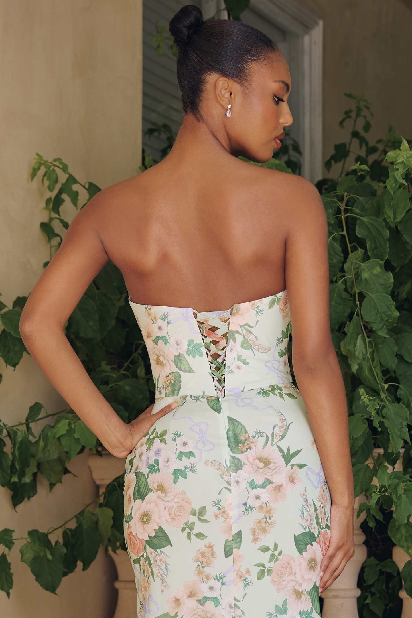Vestido largo de gasa floral sin tirantes ajustado Amoris T718