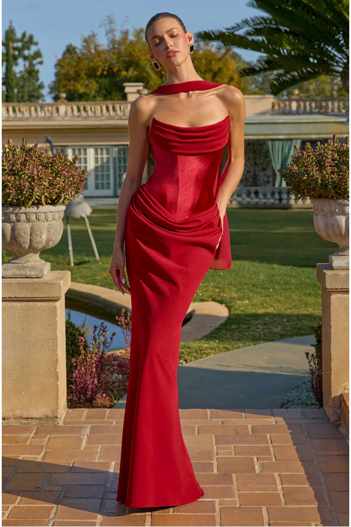Amoris T732 Vestido de noche semi-formal sin tirantes con corte columna