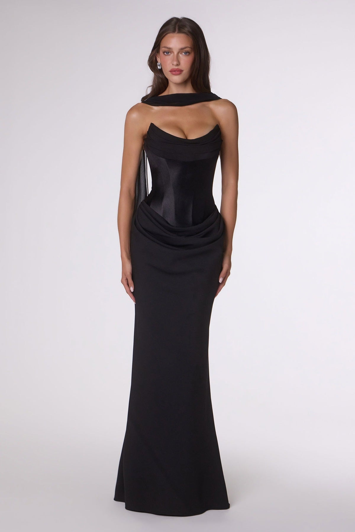 Amoris T732 Vestido de noche semi-formal sin tirantes con corte columna