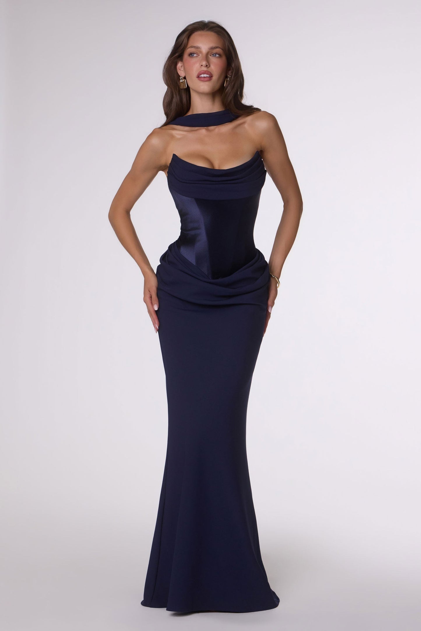Amoris T732 Vestido de noche semi-formal sin tirantes con corte columna