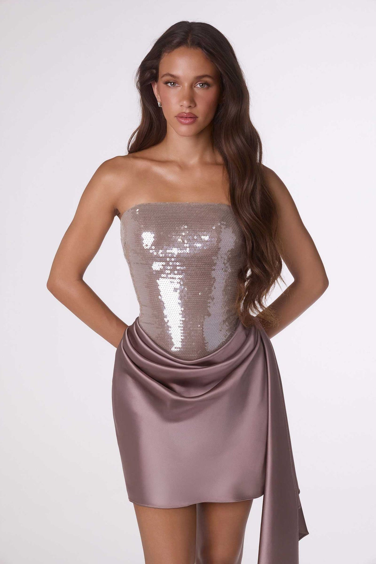 Minivestido sin tirantes Amoris T734 de ajuste moderno y corte esculpido