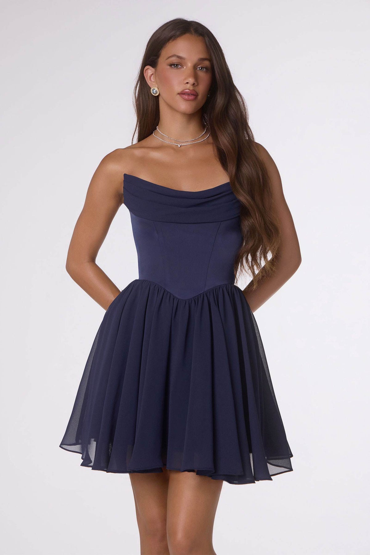 Vestido de chifón mini sin tirantes corte A Amoris T740