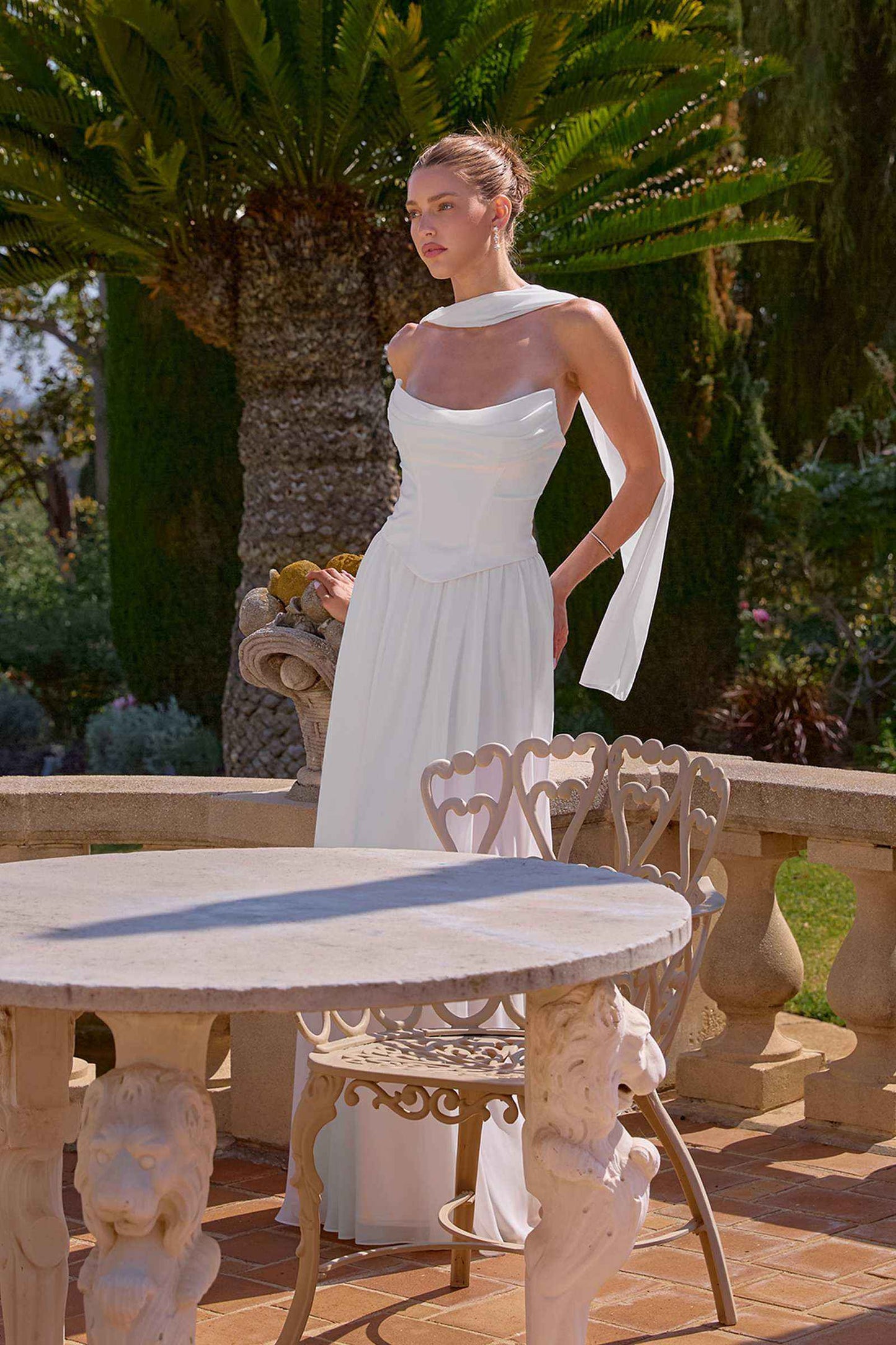 Amoris T741W Vestido de Noche Largo de Chifón Blanco Roto sin Tirantes con Caída en A