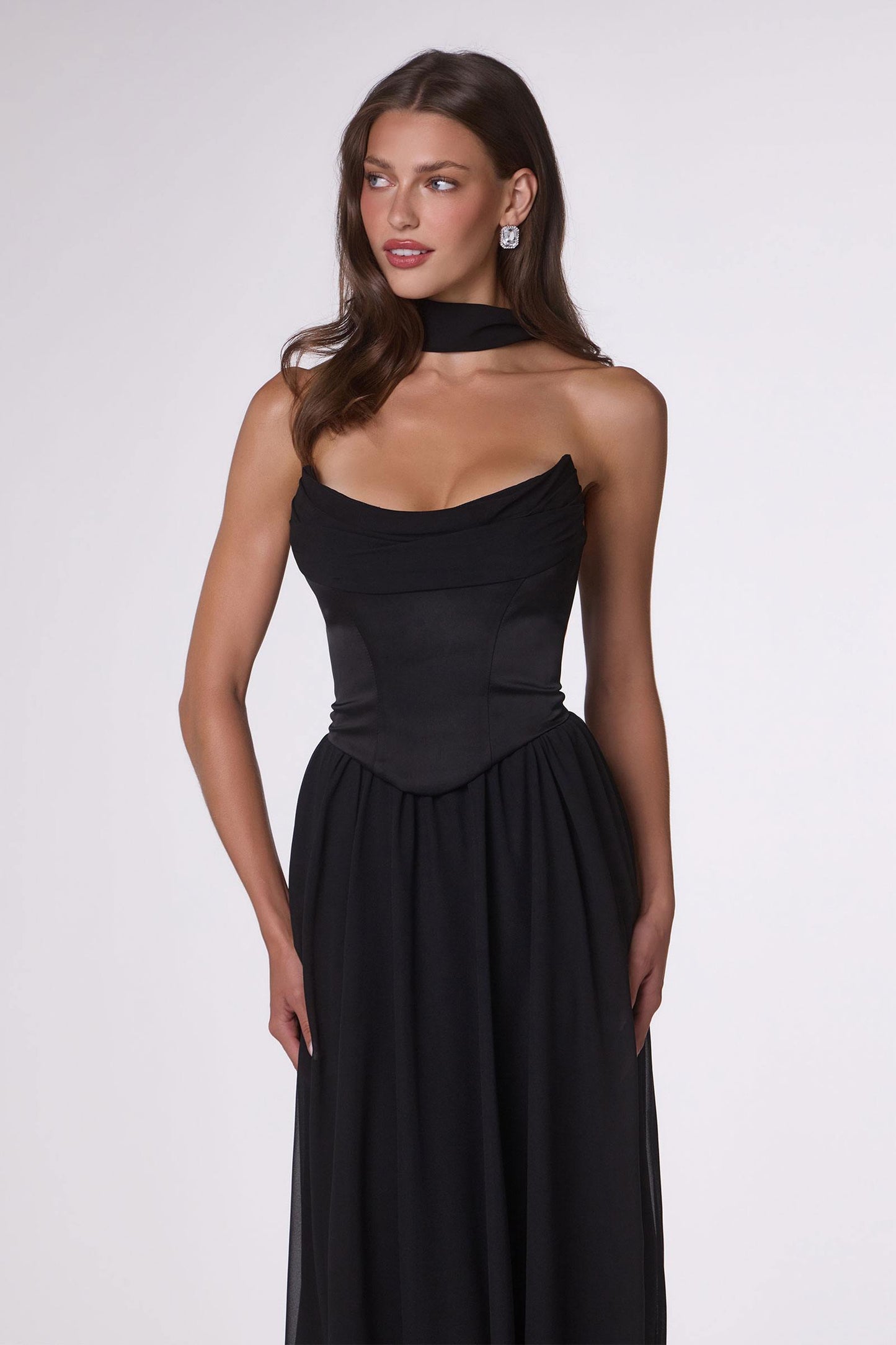 Vestido de noche Amoris T741 largo de chifón sin tirantes con corte A fluido