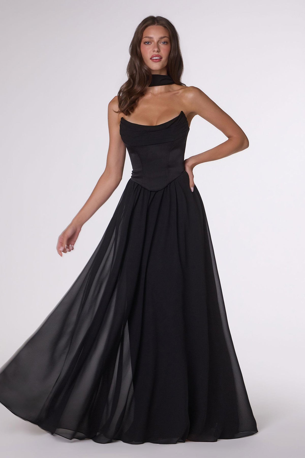 Vestido de noche Amoris T741 largo de chifón sin tirantes con corte A fluido
