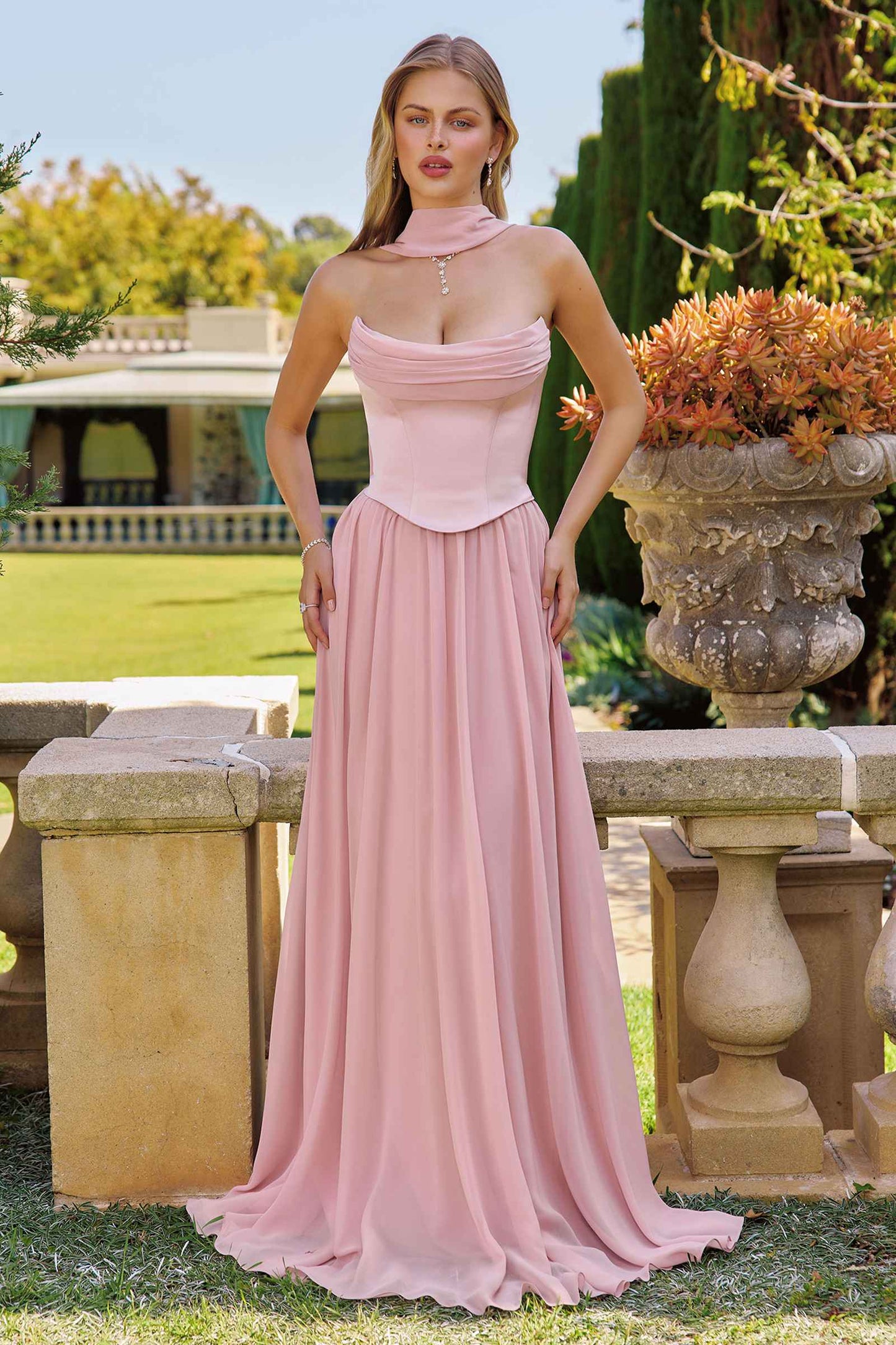 Vestido de noche Amoris T741 largo de chifón sin tirantes con corte A fluido