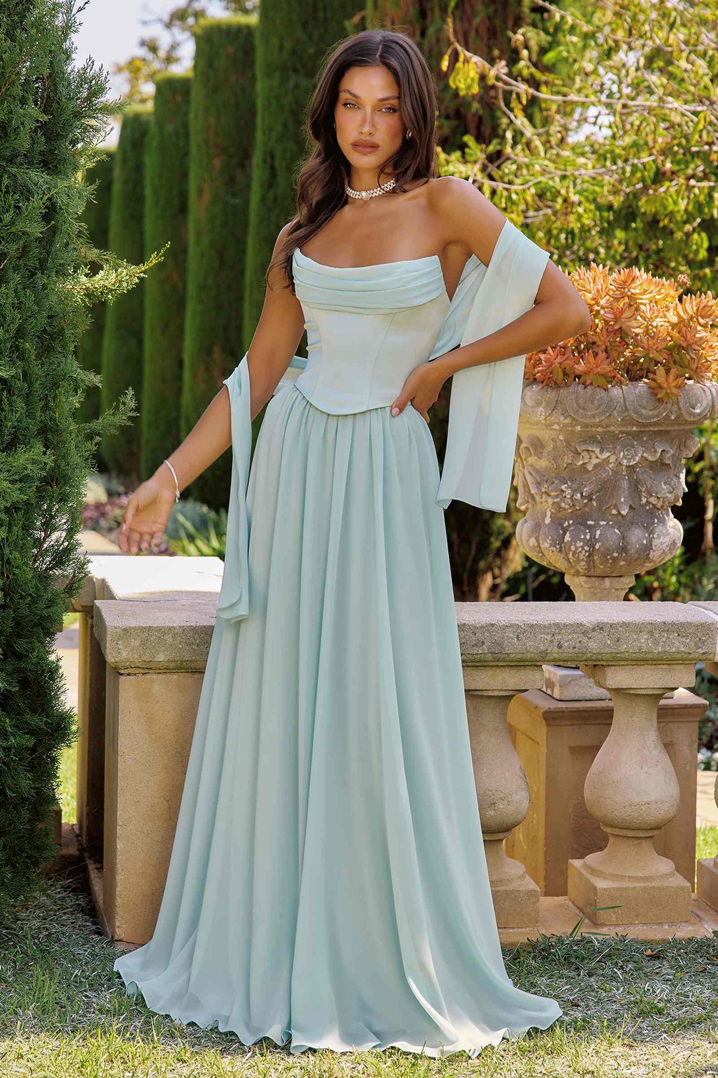 Vestido de noche Amoris T741 largo de chifón sin tirantes con corte A fluido