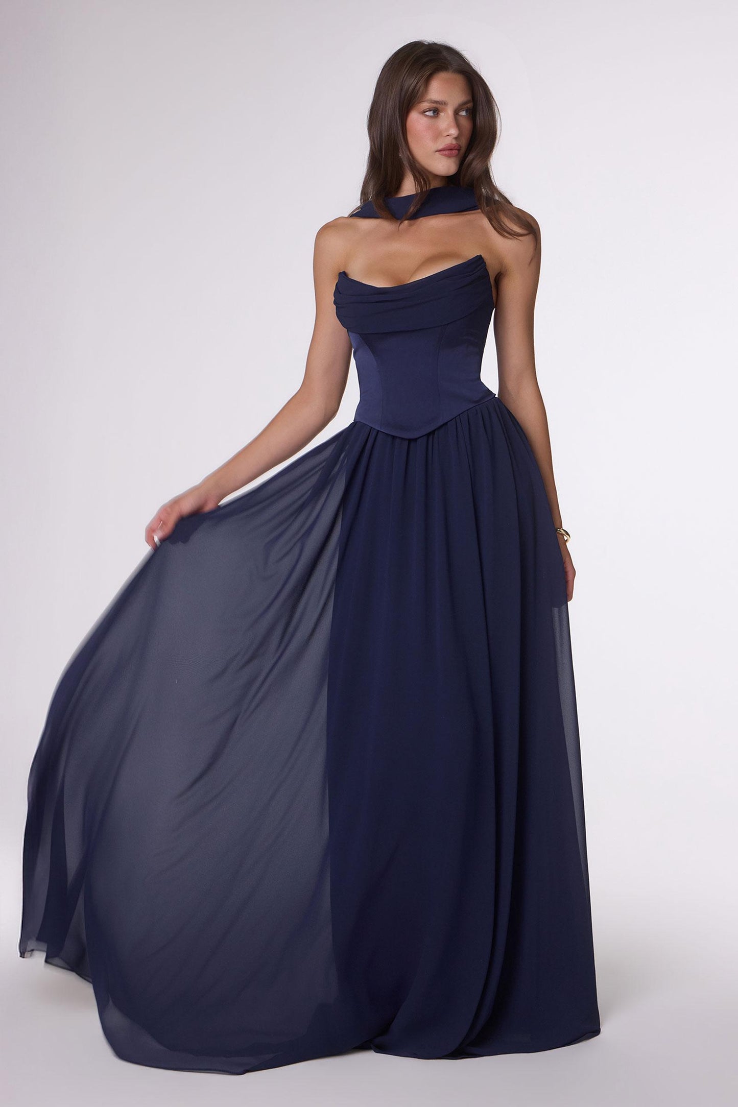 Vestido de noche Amoris T741 largo de chifón sin tirantes con corte A fluido