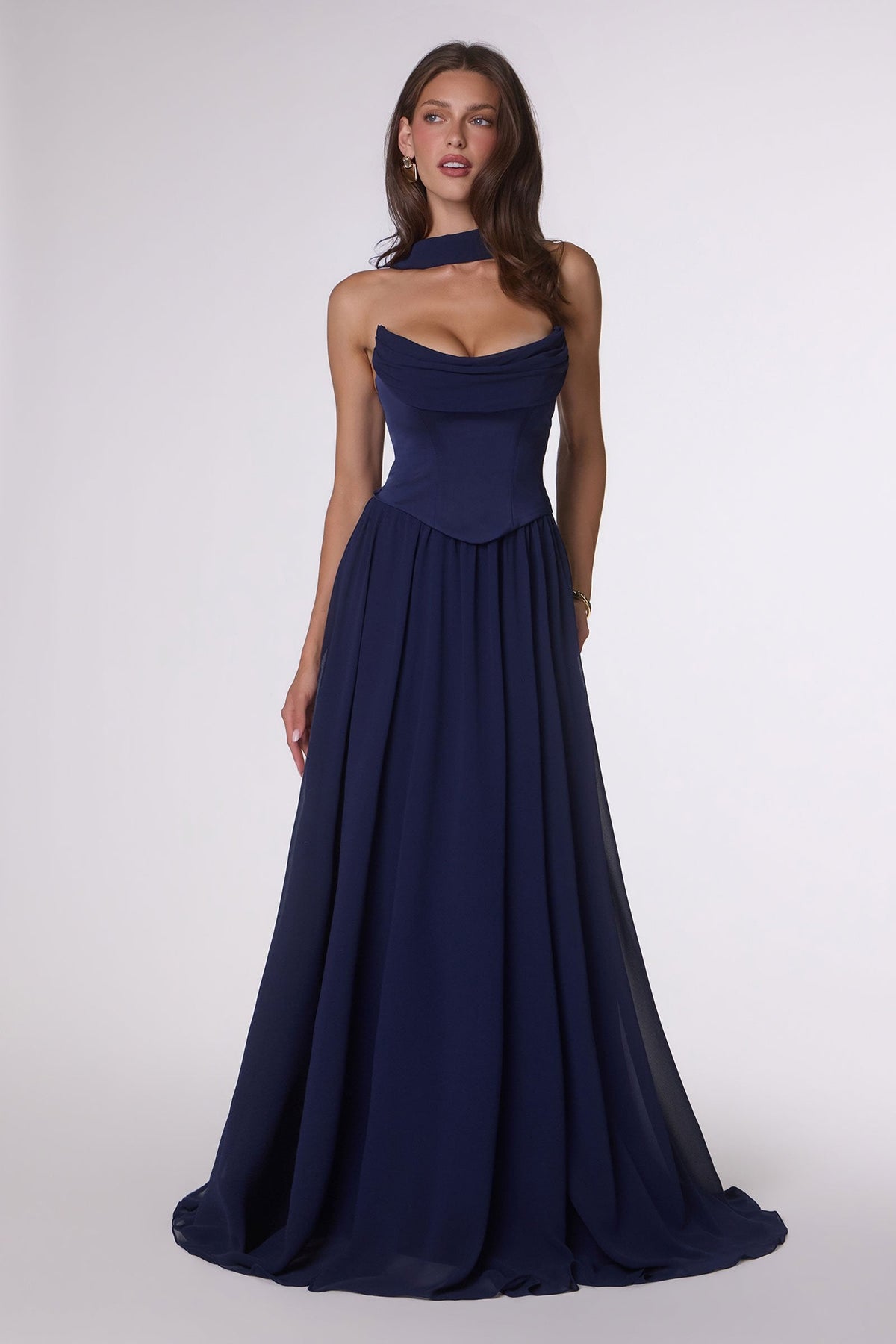 Vestido de noche Amoris T741 largo de chifón sin tirantes con corte A fluido