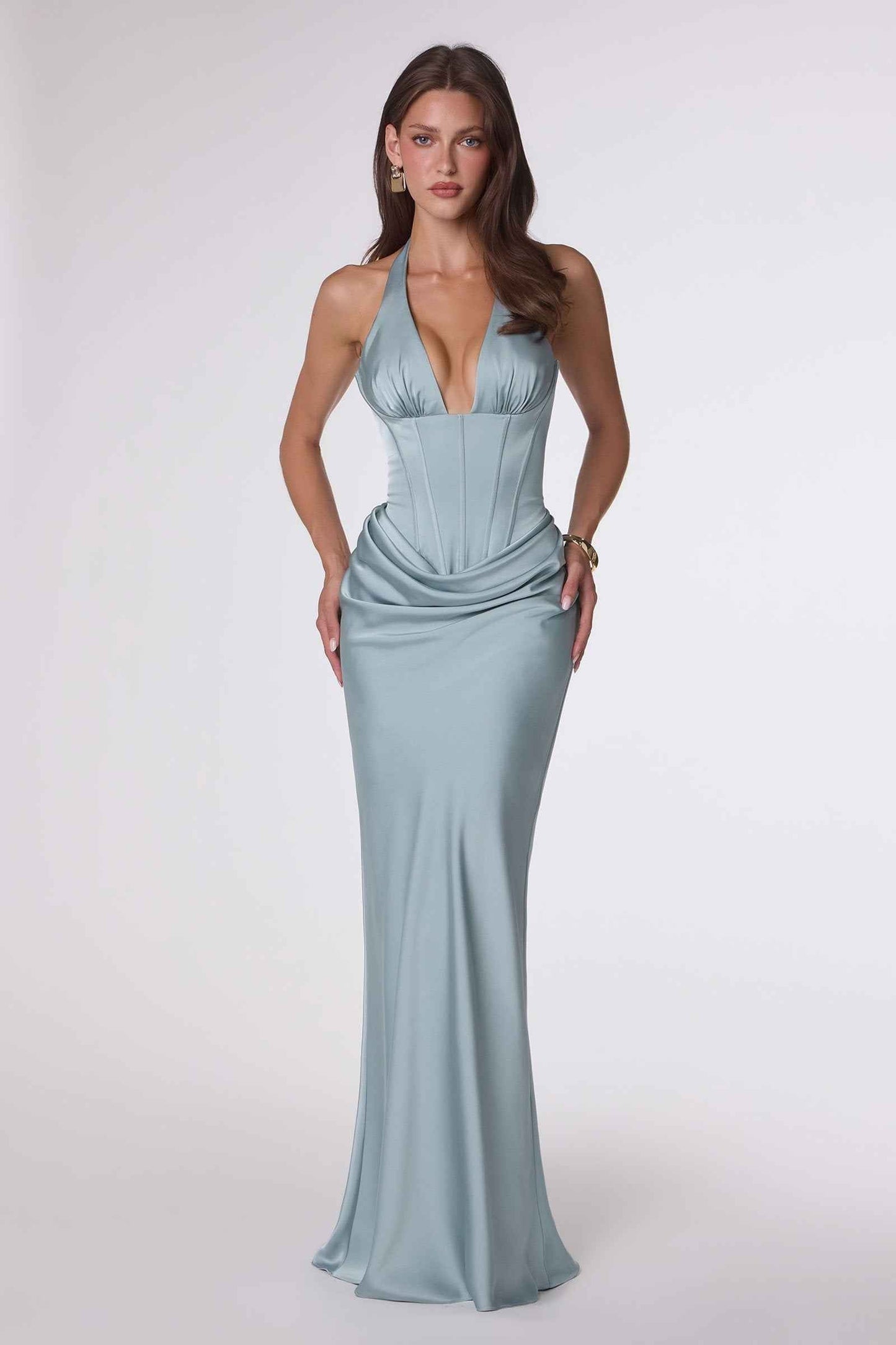 Amoris T743 Vestido Largo de Satén al Piso con Escote Pronunciado