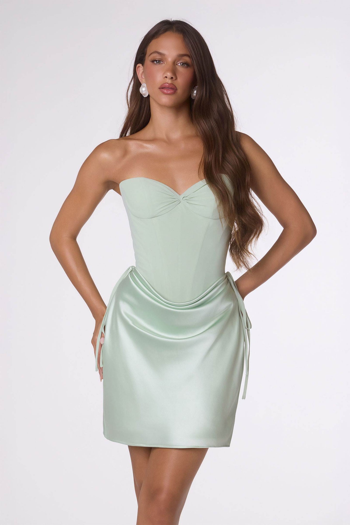Vestido palabra de honor Amoris T746 con corpiño ajustado y minifalda de volantes escalonados