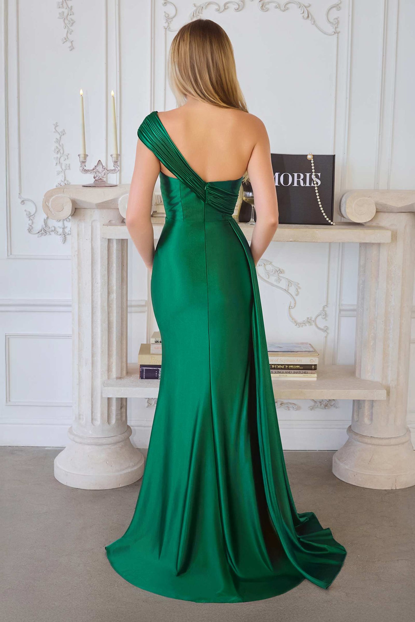 Vestido de noche largo ajustado Amoris T817 con un hombro y banda lateral