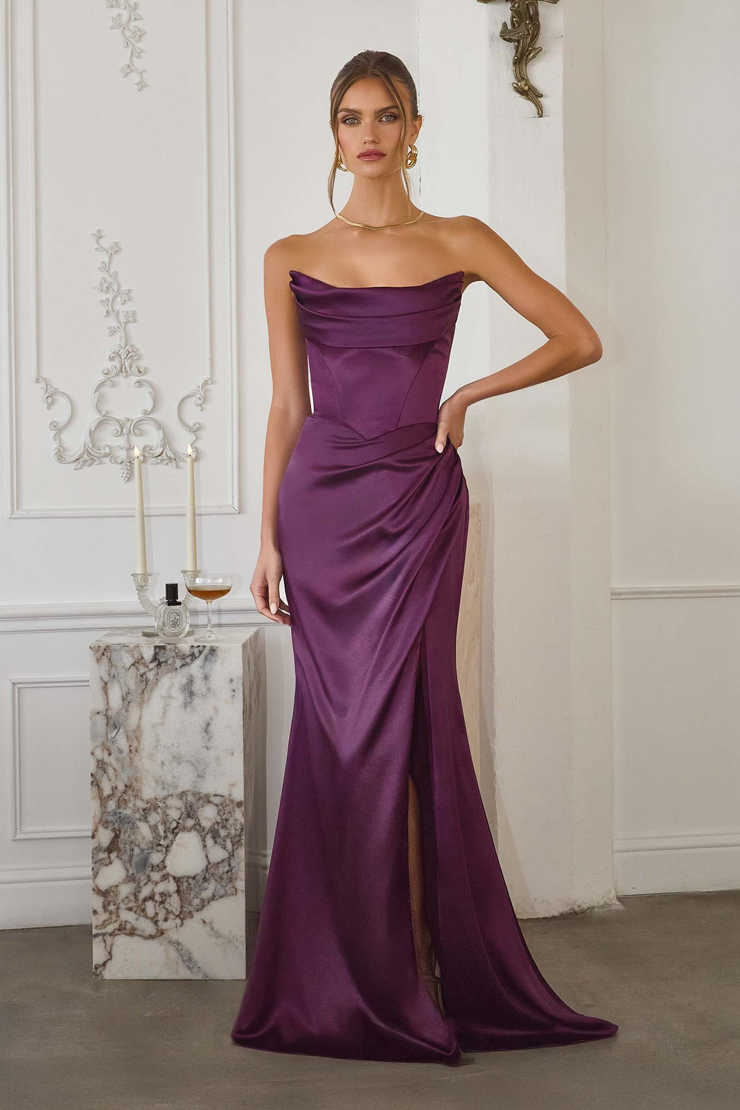 Amoris T820 Vestido largo ajustado de satén elástico con tirantes extraíbles