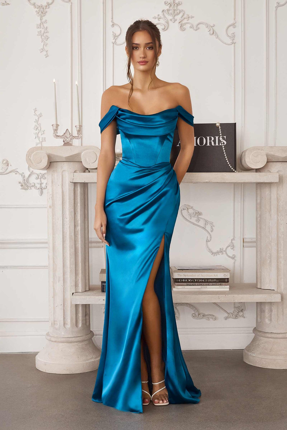 Amoris T820 Vestido largo ajustado de satén elástico con tirantes extraíbles