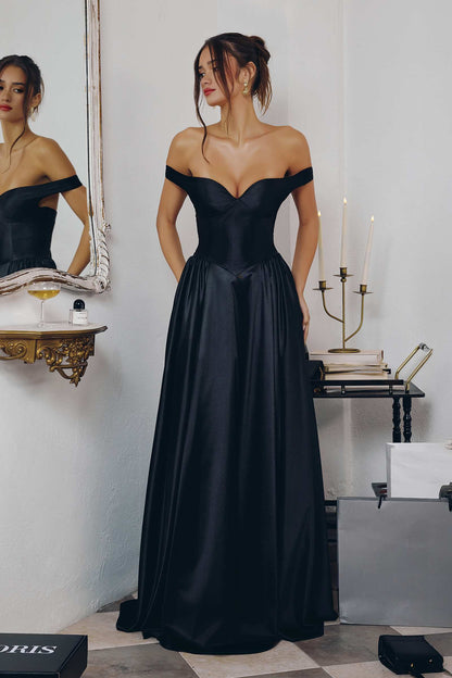 Vestido de raso línea A Amoris T821 con cuello corazón sin hombros