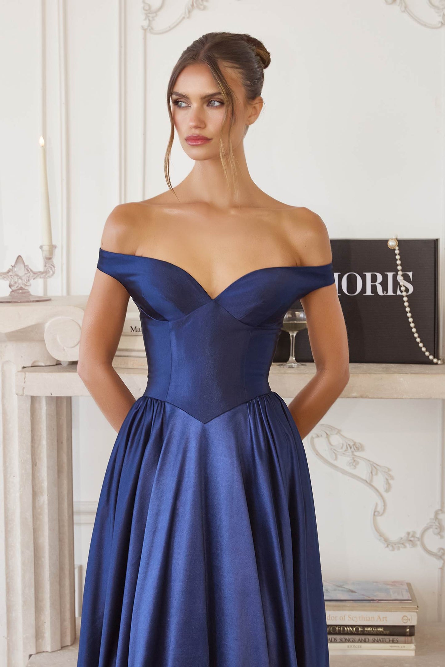 Vestido de raso línea A Amoris T821 con cuello corazón sin hombros