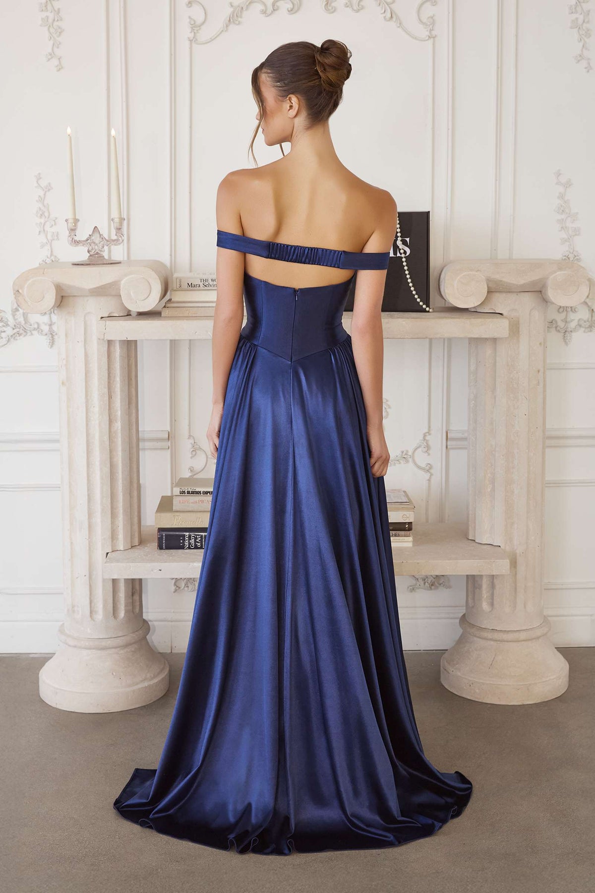 Vestido de raso línea A Amoris T821 con cuello corazón sin hombros