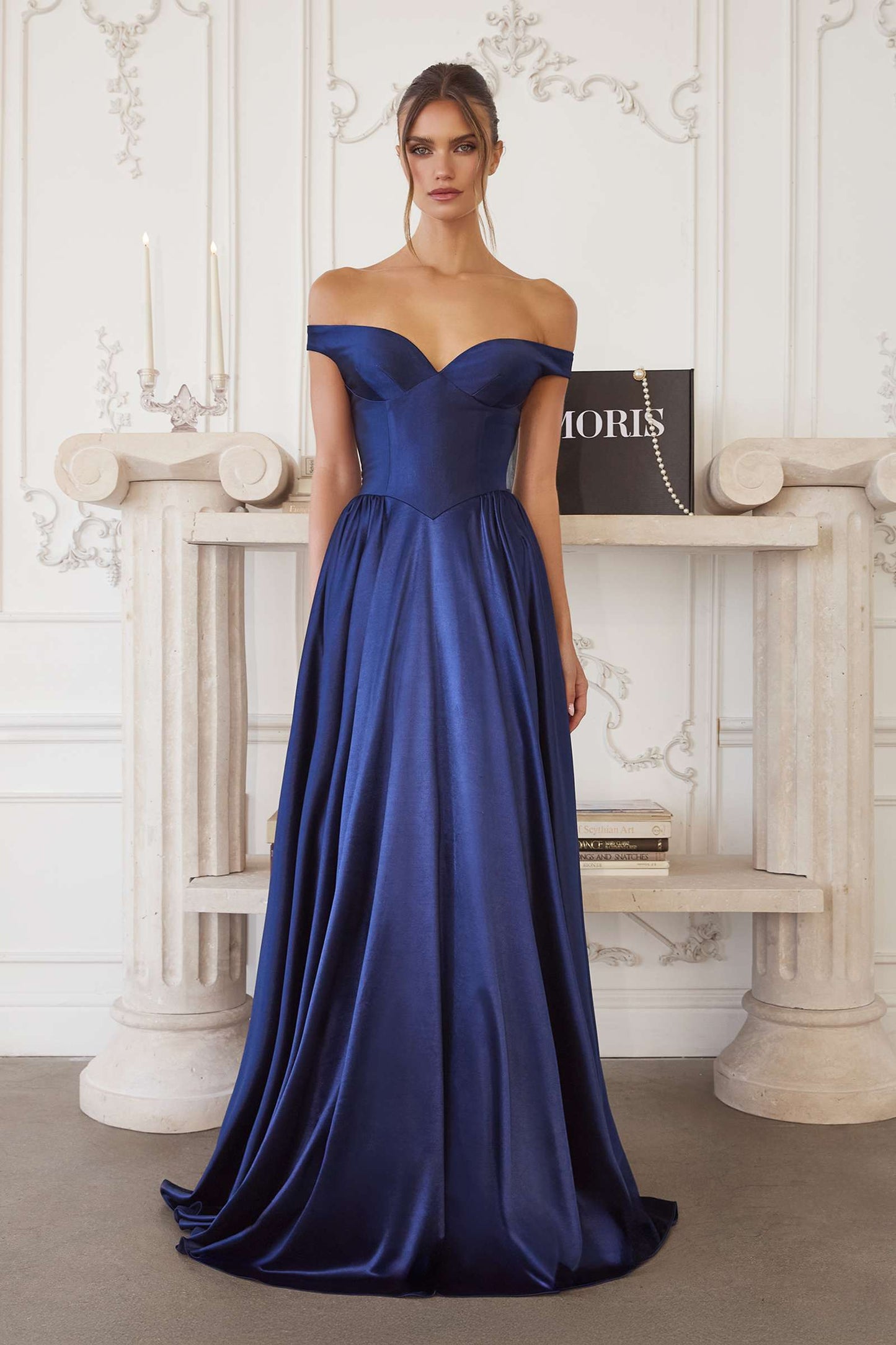 Vestido de raso línea A Amoris T821 con cuello corazón sin hombros