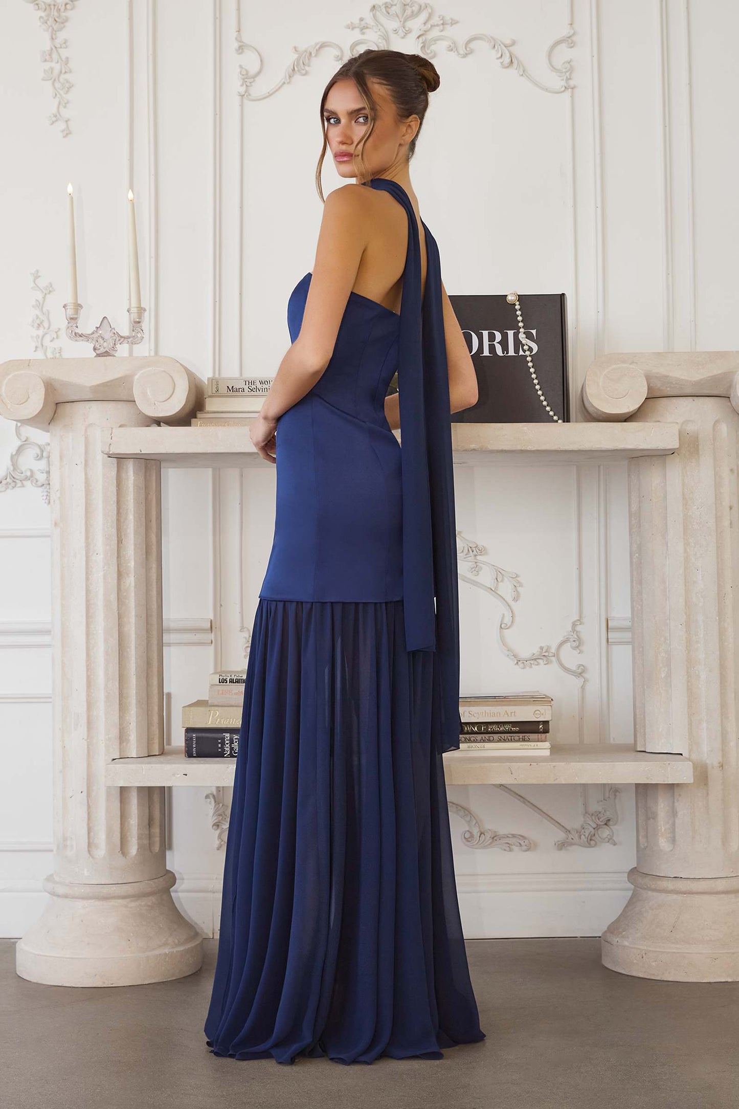 Vestido Amoris T825 sin tirantes con corpiño de satén y falda plisada de gasa