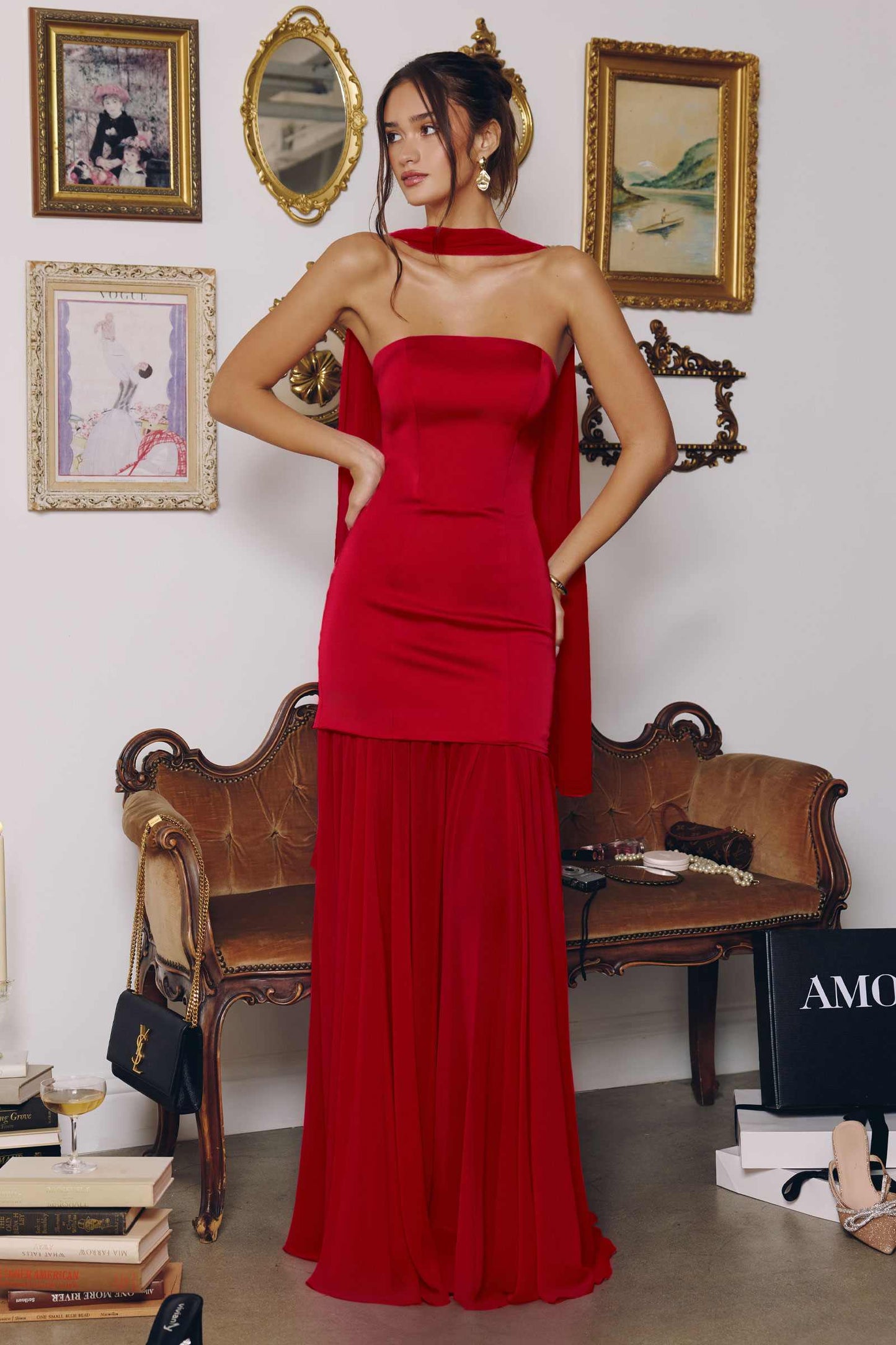 Vestido Amoris T825 sin tirantes con corpiño de satén y falda plisada de gasa
