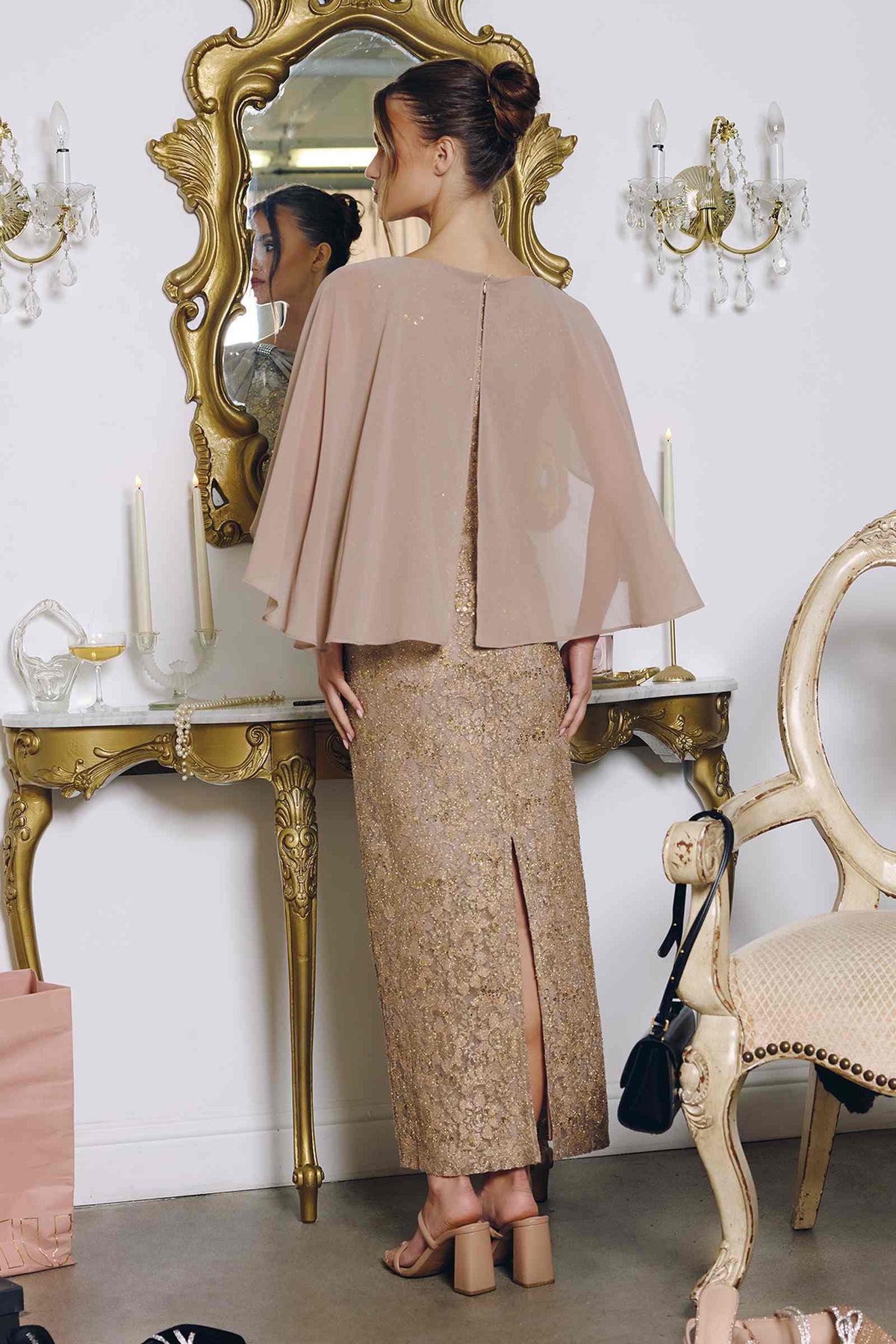 Vestido de Noche de Encaje con Lentejuelas Amoris T906 y Capa Superpuesta Transparente Desmontable