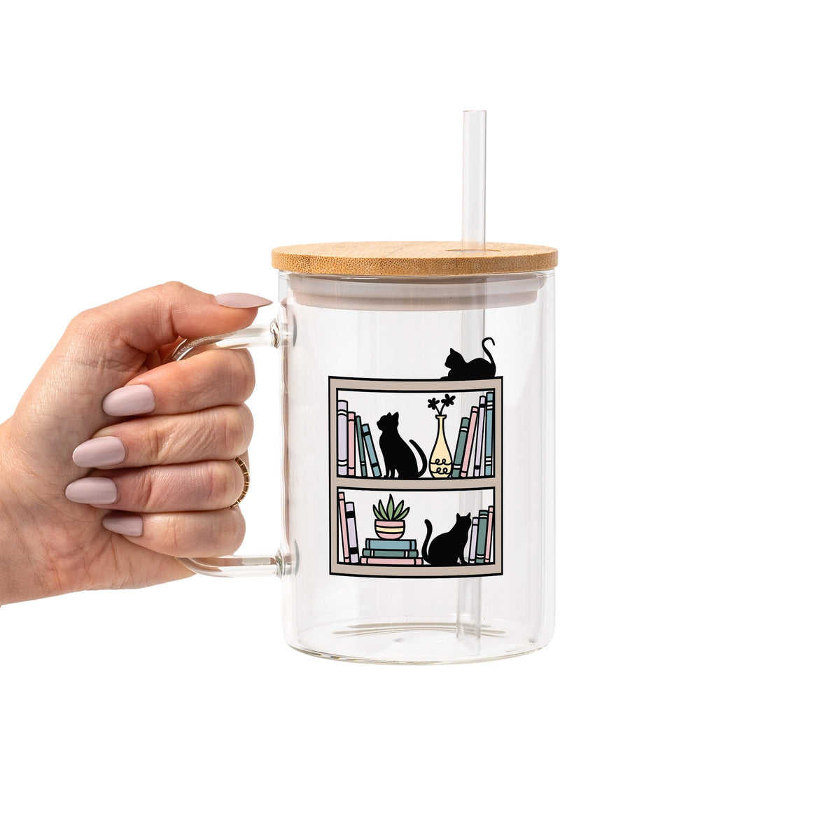 Vasos de cristal con gatos en la estantería