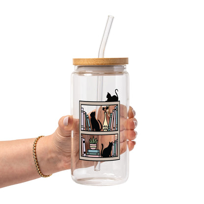 Vasos de cristal con gatos en la estantería