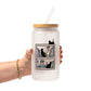 Vasos de cristal con gatos en la estantería