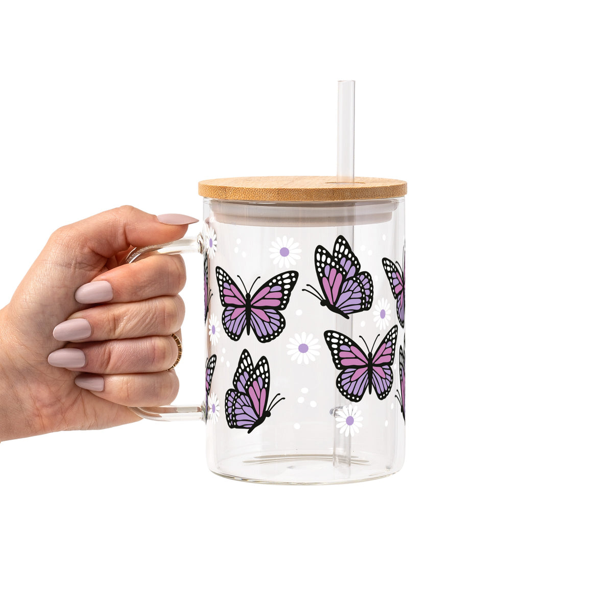 Vasos de cristal con margaritas y mariposas