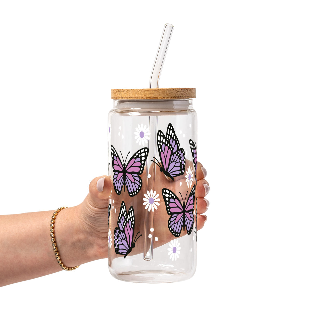 Vasos de cristal con margaritas y mariposas