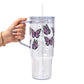 Vasos de cristal con margaritas y mariposas