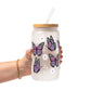 Vasos de cristal con margaritas y mariposas