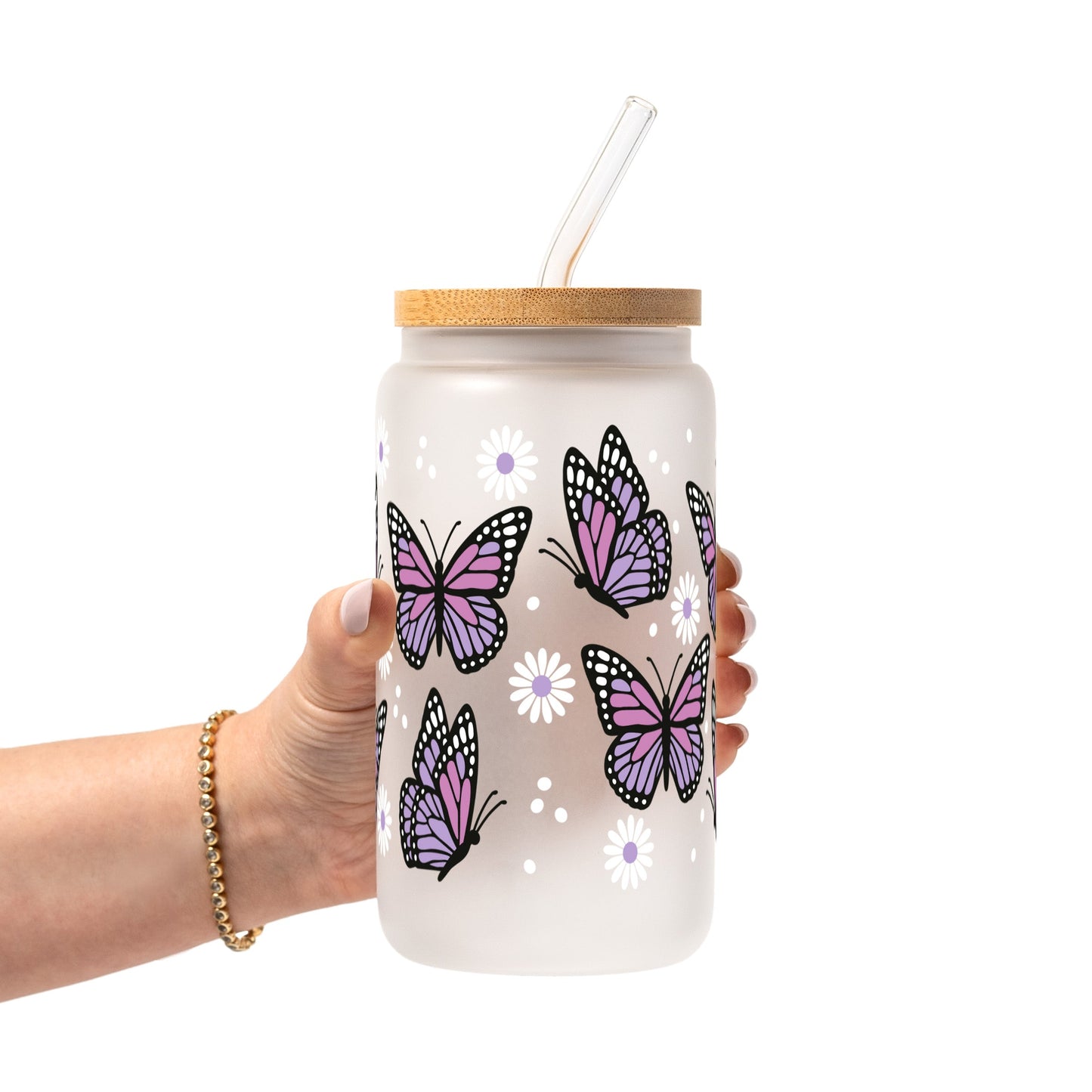 Vasos de cristal con margaritas y mariposas