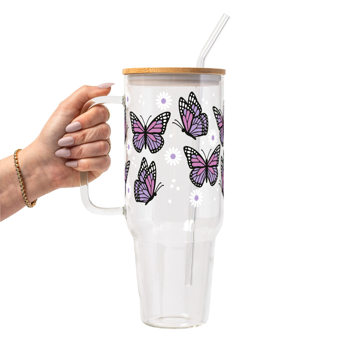 Vasos de cristal con margaritas y mariposas
