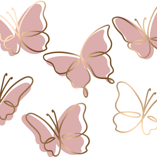 Vasos de cristal con mariposas rosas