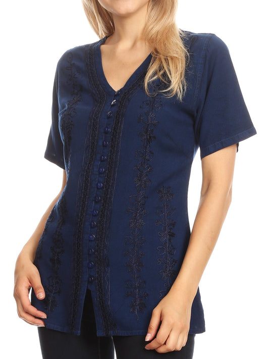 Blusa de manga corta con cuello en V y botones bordados Estella para mujer de Sakkas